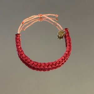 Pura Vida. Braided Bracelet in Red and Peach with Gold Charm